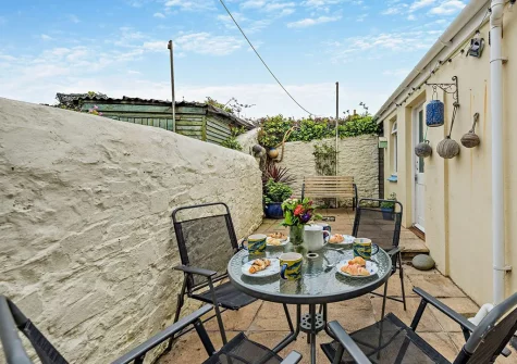 The courtyard garden & alfresco dining area at Ebb Tide Cottage, Appledore