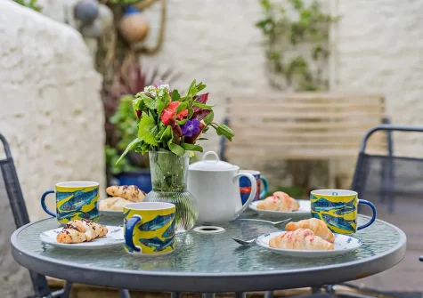 The courtyard garden & alfresco dining area at Ebb Tide Cottage, Appledore