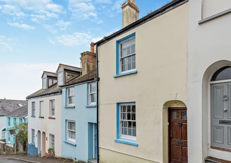 Ebb Tide Cottage is set in the heart of the fishing village of Appledore with the bustling quayside, quaint shops, galleries, restaurants & gastro pubs on your doorstep
