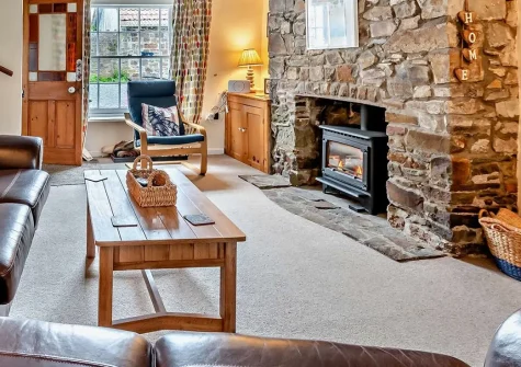 Ebb Tide Cottage, Appledore is a charming three-bedroom traditional fishermen's cottage featuring stunning estuary views, cosy wood burner, and private courtyard garden. Perfectly positioned in the heart of this historic fishing village.