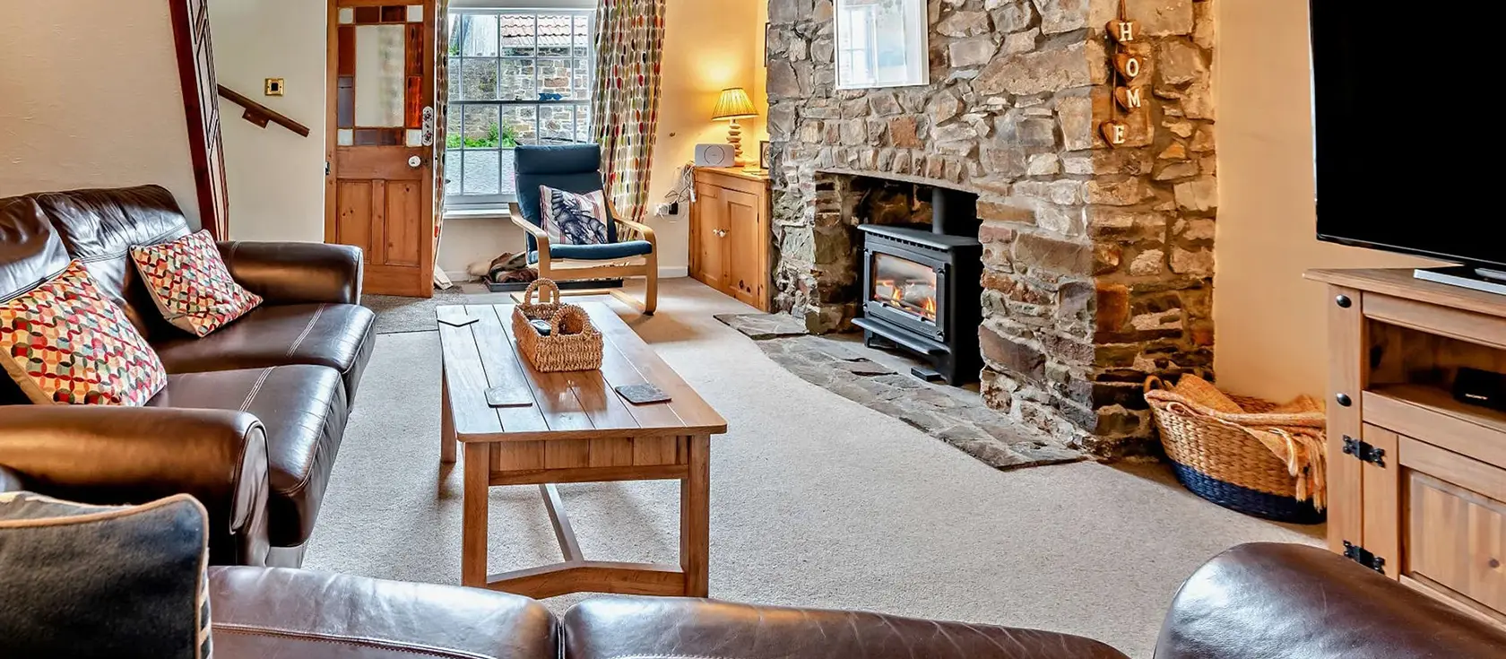 Ebb Tide Cottage, Appledore is a charming three-bedroom traditional fishermen's cottage featuring stunning estuary views, cosy wood burner, and private courtyard garden. Perfectly positioned in the heart of this historic fishing village.
