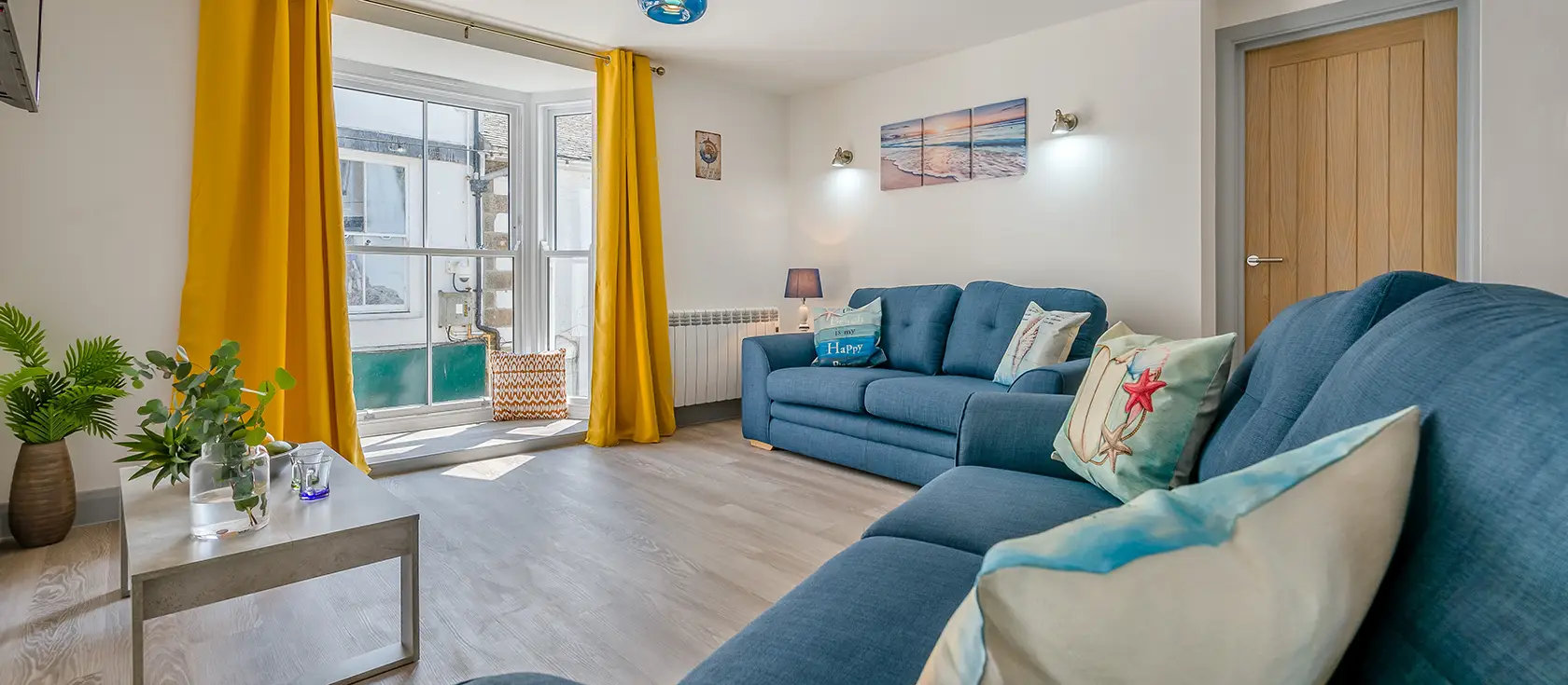 Echo Beach, St Ives is a beautifully renovated two-bedroom apartment positioned above the town's bustling main shopping street. Blending period features with modern comforts, it's moments from the harbour, beaches, and renowned galleries.