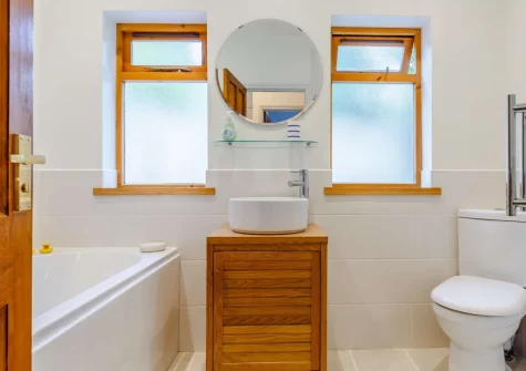 The bathroom at Eddystone View, Wembury