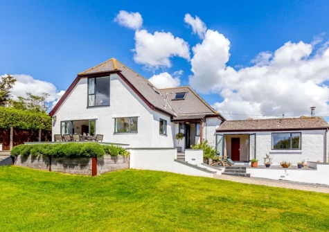 Eddystone View is a stunning coastal holiday home close to a beach renowned for some of the best rock pools in the country