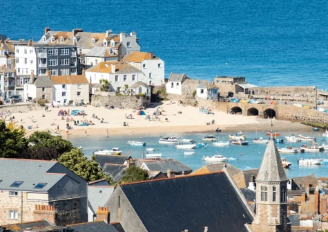 St Ives Harbour Beach is located in the heart of the town, it's a small but charming harbour that boasts a sandy shoreline & calm waters