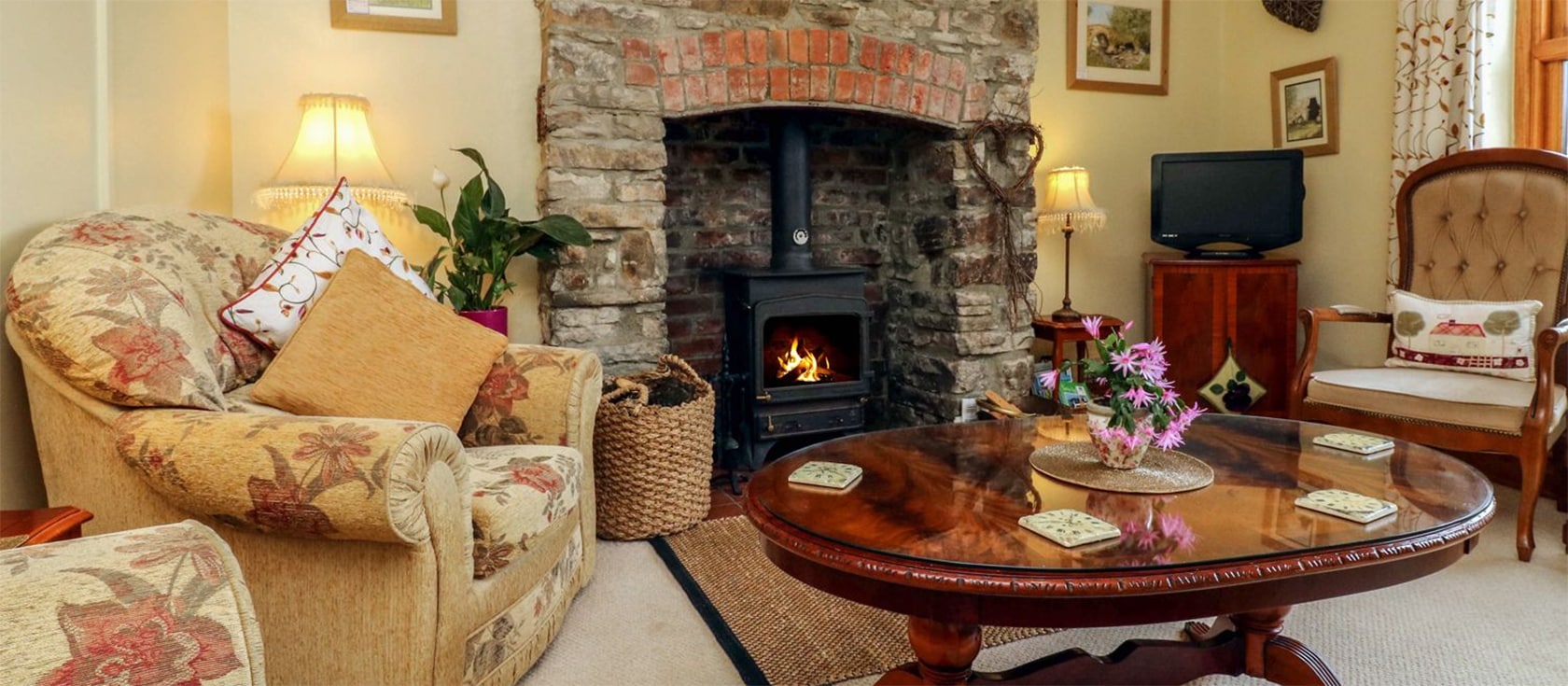 Elm Cottage, Westleigh is a charming stone cottage in the countryside. Two bedrooms and a modern shower room are complemented by a comfy sitting room with logburner and a well-equipped farmhouse kitchen. Close to Instow with garden & off-road parking.