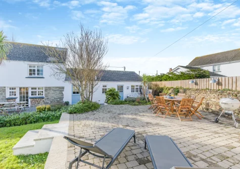 The patio, barbecue & alfresco dining area at Elmwood Cottage, Constantine Bay