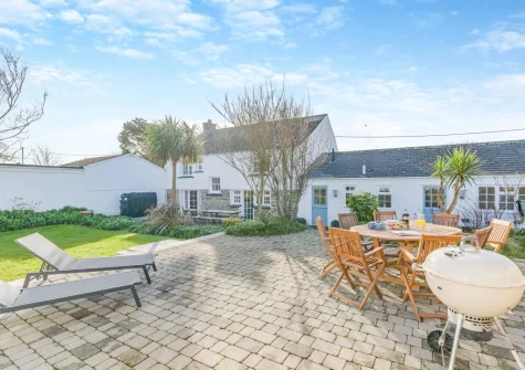 The patio, barbecue & alfresco dining area at Elmwood Cottage, Constantine Bay
