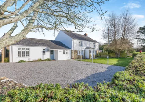 Elmwood Cottage is a beautifully renovated cottage with an abundance of nearby beaches