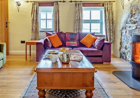 Eretiz Barn, Ruthvoes is a charming converted milking parlour blending rustic character with modern comforts. Enjoy a peaceful countryside setting, with a delightful garden room, enclosed courtyard, & a perfect base for exploring Cornwall's coast.