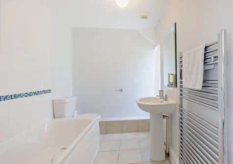 Bedroom #1 en-suite bathroom at Estrayer Park Farmhouse, Meldon