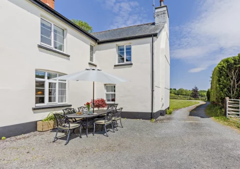 The alfresco dining area at Estrayer Park Farmhouse, Meldon