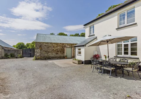 The alfresco dining area at Estrayer Park Farmhouse, Meldon