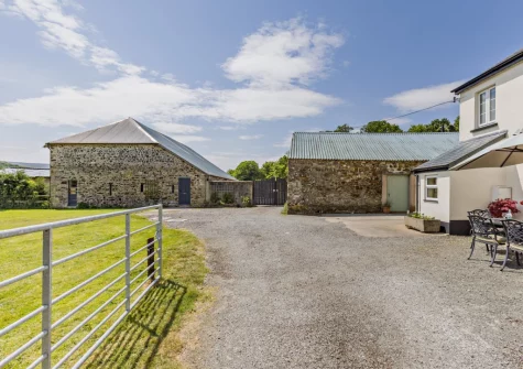 The alfresco dining area & spacious lawn garden at Estrayer Park Farmhouse, Meldon