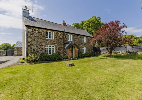 The spacious lawn garden at Estrayer Park Farmhouse, Meldon