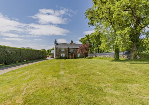 The spacious lawn garden at Estrayer Park Farmhouse, Meldon