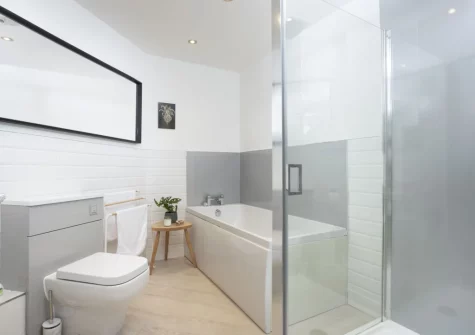 The bathroom at Estuary Watch, Lelant