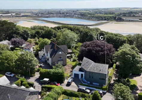 Estuary Watch is the the ultimate holiday retreat with designer space & easy access to Cornwall's best beaches