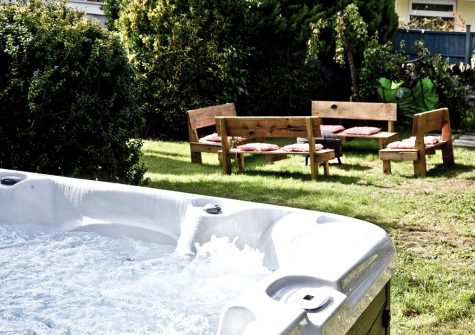 The jacuzzi & garden at Evies Cottage, Higher Brixham