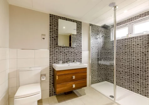 Bedroom ¬£1 en-suite shower room at Exmoor View at Kentisbury Grange, Kentisbury