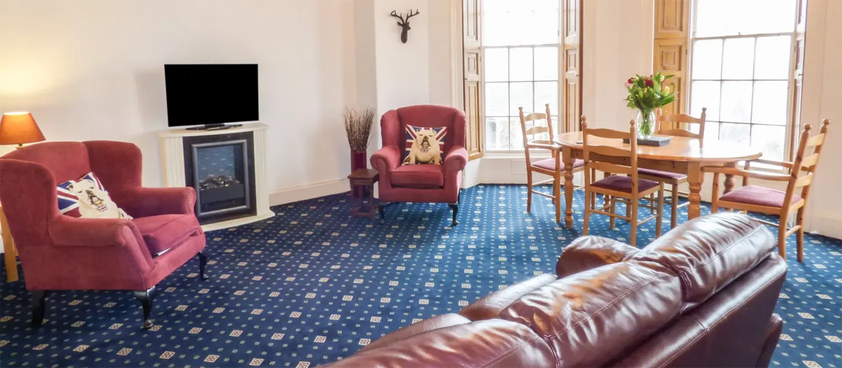 Exmouth, The Admiral's House, Ilfracombe is a stylish first-floor two-bedroom holiday apartment with fabulous sea views and a private outdoor area. It is located in the heart of the charming seaside town, close to local amenities and attractions.