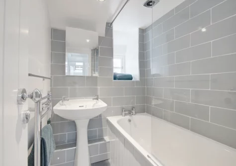 The bathroom at Fairbank Cottage, Looe