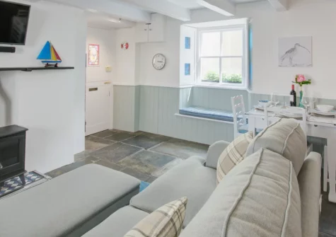 Fairbank Cottage, Looe is a characterful fisherman's cottage in the heart of this bustling harbour town, lovingly updated with fresh coastal interiors, nautical accents, and the highly prized benefit of private parking in busy Looe.