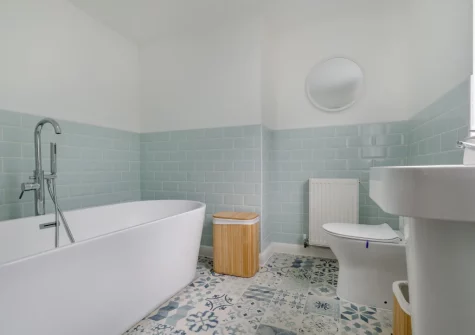 The top floor bathroom at Fairbank House, Looe