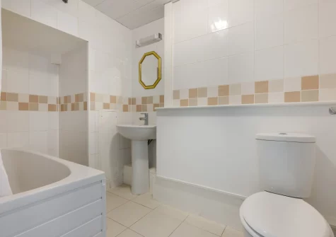 The bathroom at Fairbank House, Looe
