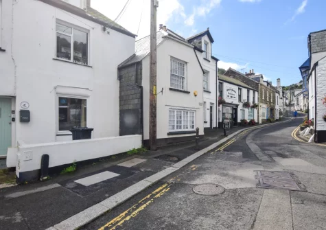 Fairbank House is a bright & spacious four-bedroom house that enjoys a prime spot right in the heart of Looe