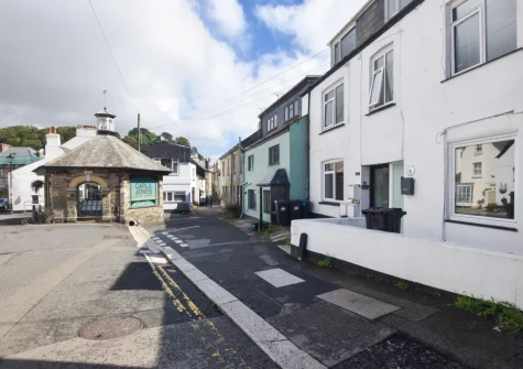 Fairbank House is a spacious four-bedroom holiday home with enclosed garden, close to Looe's beach, harbour, shops & cafes