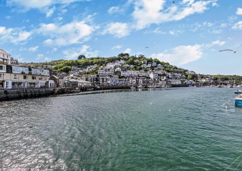 Set on the West Looe side, Fairbank House is ideally placed for foodies with the town's famed seafood restaurants just across the bridge