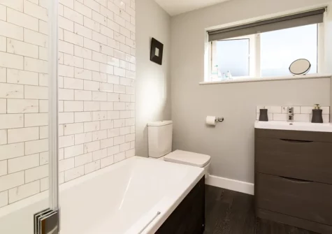 The bathroom at Fairways, Appledore