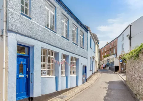 Fairwinds is a fabulous quirky water front cottage in a central location