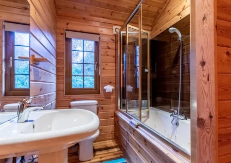 The bathroom at Falcon Lodge 12, Clovelly Lakes, Higher Clovelly