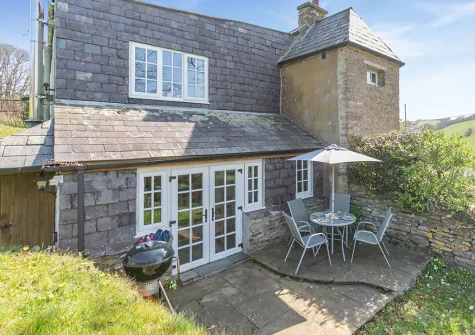 The patio, barbecue & alfresco dining area at Farthings Cottage, Trefanny Hill