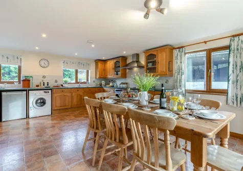 The kitchen & dining area at Fern Gully, Chilla