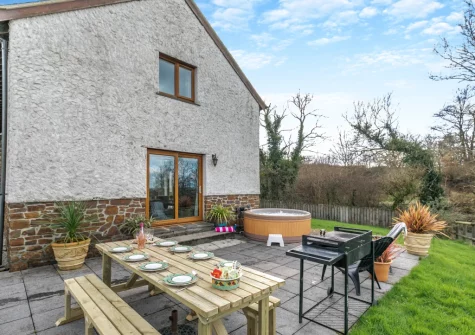 The patio, hot tub, barbecue & alfresco dining area at Fern Gully, Chilla