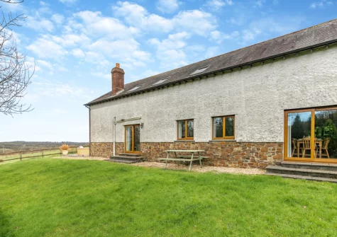 The garden & alfresco dining area at Fern Gully, Chilla