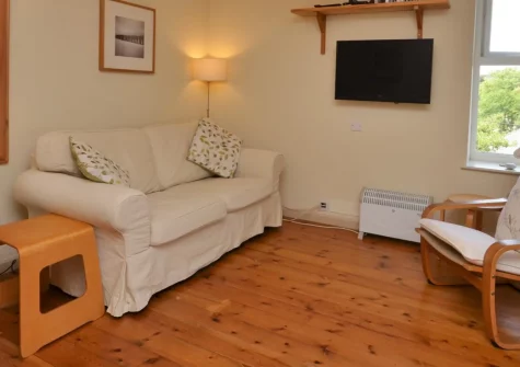 Ferndale Orchard View, Chivelstone is a welcoming first-floor apartment in a peaceful South Hams country house, featuring a romantic four-poster bedroom, direct access to Lannacombe Beach, and easy reach of both the stunning coast and Dartmoor.