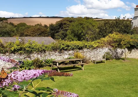 The shared garden & alfresco dining area at Ferndale Treetops View, Chivelstone