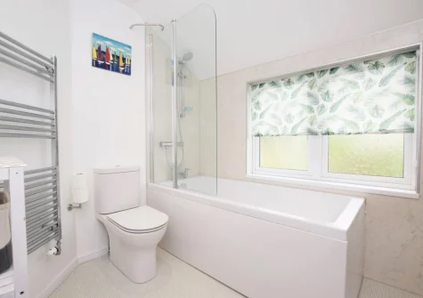 The bathroom at Fernlea, Appledore