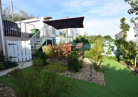 The enclosed garden, barbecue & alfresco dining area at Fernlea, Appledore