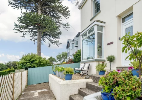 The front garden & outdoor sitting area at Fernlea, Appledore