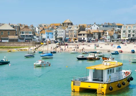 St Ives Harbour Beach is located in the heart of the town, it's a small but charming harbour that boasts a sandy shoreline & calm waters