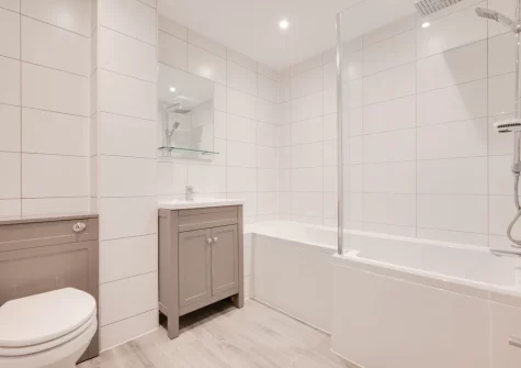 The bathroom at Ferry View, Looe