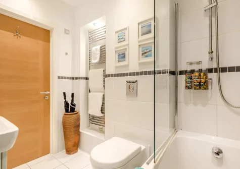 The bathroom at Ferryman's Wharf, Fowey