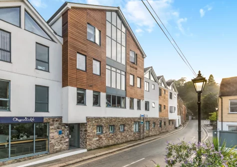 Ferryman's Wharf is a contemporary second-floor property located right next to the River Fowey
