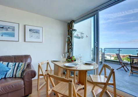 The living & dining area at Fiddlers Green, Newquay