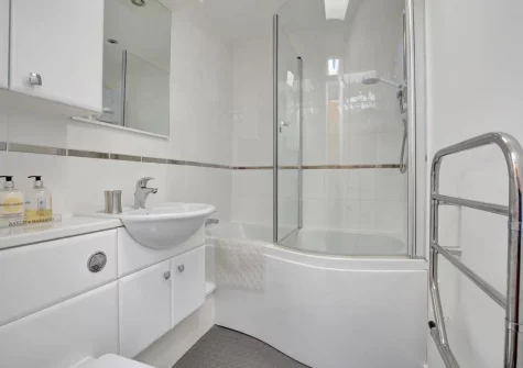 The bathroom at Fiddlers Green, Newquay